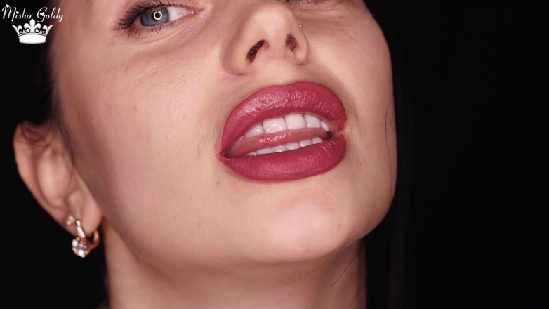 Goddess Misha Goldy: Nutte raucht und lippenstift-fetisch
