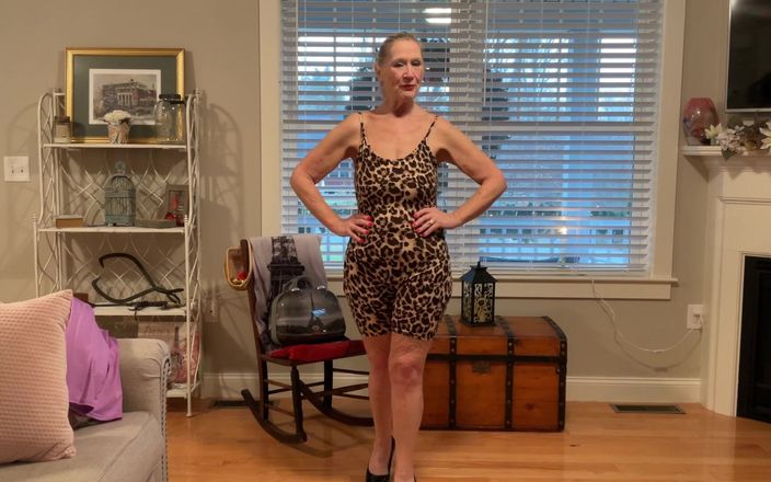Danielle Dubonnet: Nagie GILF Model Dani D Dojrzałe Try on (ciasny fioletowy body,...