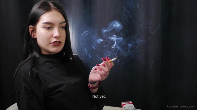 Russian Smokers: Entrevista de fumadora joven morena : voz tranquila, inhalaciones profundas, conversación...