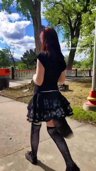 kittengirlnextdoor: Procházka kočičky v parku