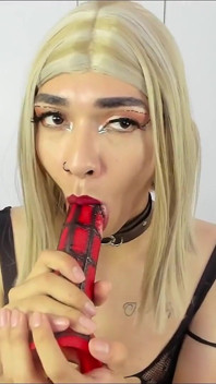 Adik tiri awak menghisap dildo labah-labah besarnya