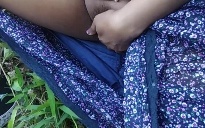 Radha Krishna: Ao ar livre, menina indiana se masturbando em uma floresta