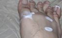 Tomas Styl: Il masse ses pieds avec du sperme blanc