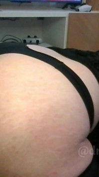 Làm backshots trên một dương vật giả