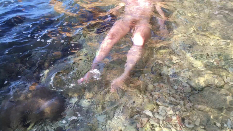 Risky Hairy Couple: Plavání nahá na Kypru