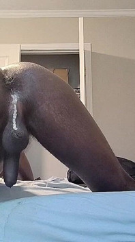 Lelaki pondan berpantat gelembung kentut dan berkrim dalam dildo kote hitam besar