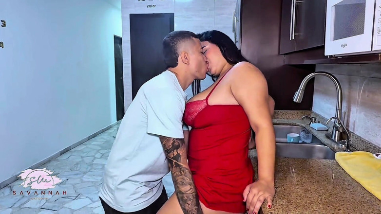 Savannah Watson: 가족 아침 식사 중 계모의 거유에 사정하는 배다른 아들 - Savannah Watson