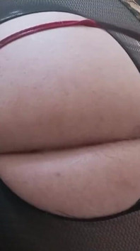 Estoy en el sofá usando mis bragas, me siento como una mujer y quiero tener una gran polla dentro de mí para correrse como una puta sucia
