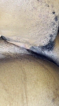 Si comel dimiliki oleh kote hitam besar dan mencuba dildo dubur buat kali pertama