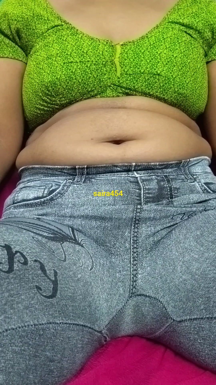 saira454: Chị kế xinh đẹp nóng bỏng người Ấn khoe video gợi cảm...