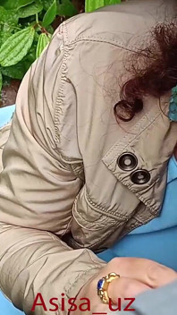 O musulmană se fute în City Park, își scoate chiloții și se pișă, își expune pizda.