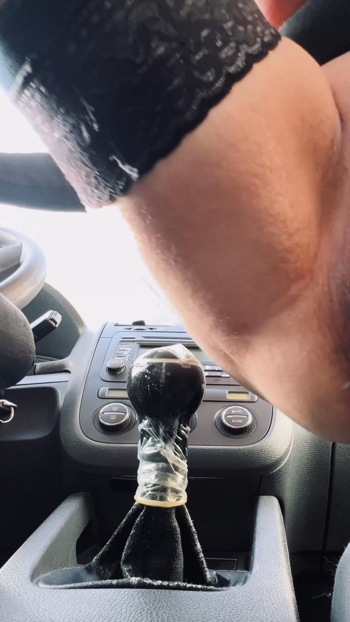 Couplehamster: 我像妓女一样把朋友车的变速杆插进我的阴户里