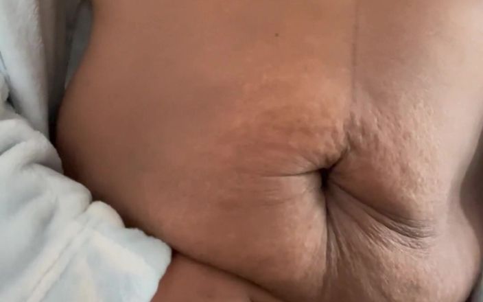 Super sexy ebony cuties: Langsam fingerte ich leidenschaftlich an meiner Muschi, rieb meine Klitoris...
