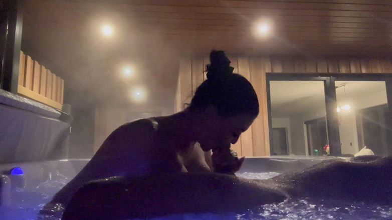 Jasmine Jae: Baise nocturne dans un jacuzzi en plein air
