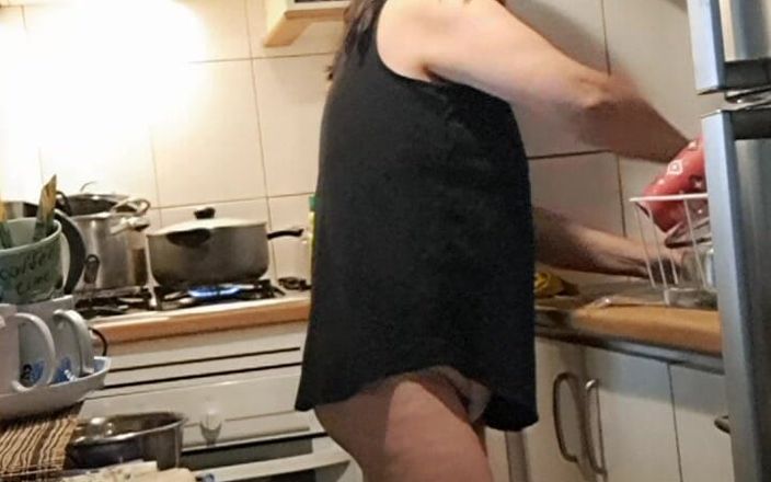 Mommy big hairy pussy: Мілфа на кухні працює