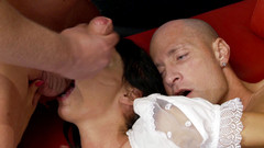 Content Candy: Prsatá milf služka je ošukaná dvěma ptáky