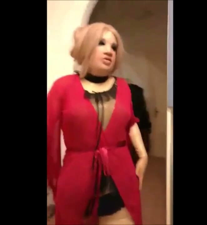 Erica Doll: Şişme bebeğin sabah rutini