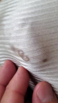 Precum em primeiro plano sob minha calcinha com listras de nylon, calcinha vintage