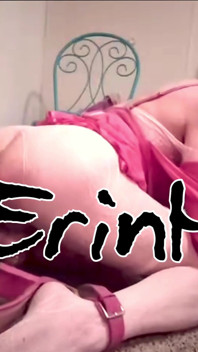 La giovane trans bionda erin hawk in calze di nylon bianche con la prima macchina del sesso e il dildo