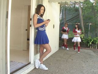 Lesbian Illusion: 3つのセクシーなチアリーダーは、お互いの濡れた猫を喜ばせている