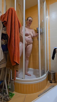 かわいいBBWの妻が大きくて柔らかい自然な胸と大きなお尻を持つ