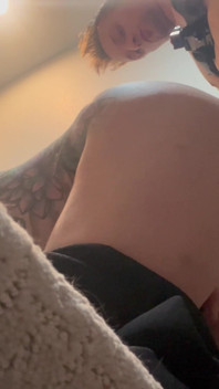 Na Vánoce dostane 8 palcový velký penis do zadku a saje ptáky při šukání zezadu a užívá si to jako. Zničený anál