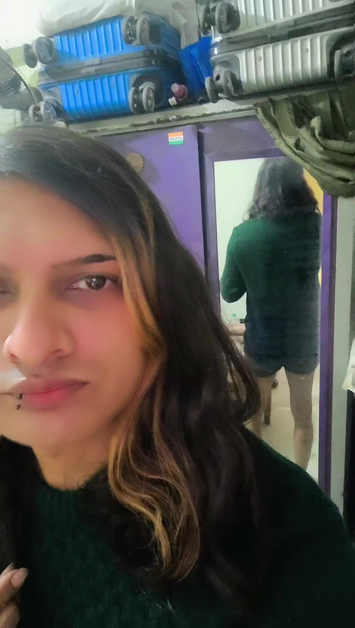 Zoyasazadai: Zoya Shezadi在客厅享受独自一人的感觉更快乐