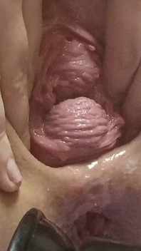 Sklavins玩弄她穿孔的阴户
