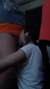 Fotto la mia vicina in bocca e cerco di sborrare più velocemente mentre la sua fidanzata sta cucinando