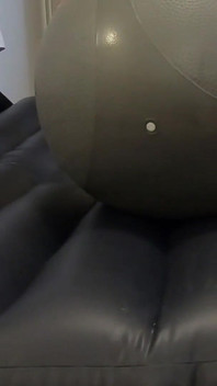 Šukání gimnastického míče na vzduchové matce