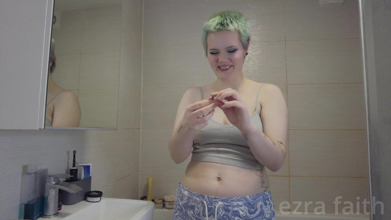 Ezra faith: Mandi ayah tiri Shrunken dalam kencing saya dengan posisi mengecut!...