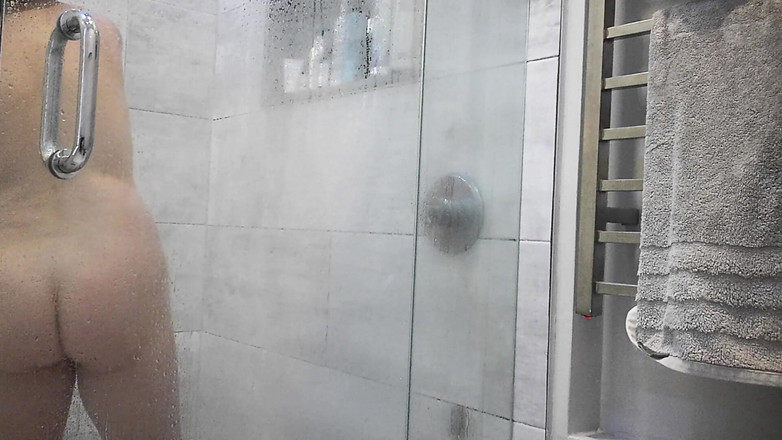 Erin and Andy: La escena de la ducha con la hijastra asiática Erin...