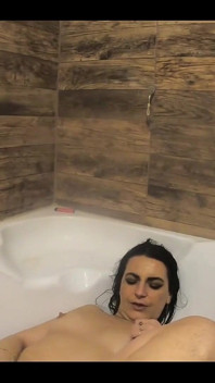 Giochi miLF kinky con mega orgasmo in vasca da bagno a casa mentre fuma 156-