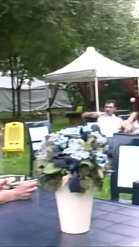 Seks grupowy na świeżym powietrzu z niewolnikami dziwki ssanie dużych kutasów i lizanie gorących cipek