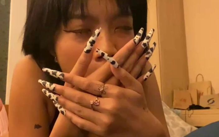Emma Thai: Емма Тай насолоджується довгими нігтями для своїх дірок у прямому ефірі
