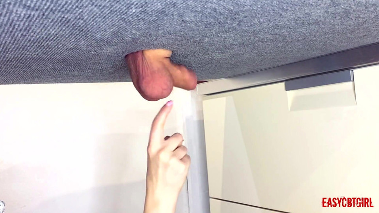 AnnyCandyPainboy: 女主人用手指指着蛋蛋并用手指干它们 easycbtgirl