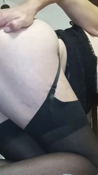 我的继子，他发现我是一个婊子，像婊子一样操我的屁股和阴户并被中出