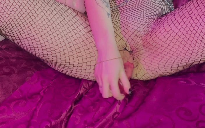 Holly Mortt: 새로운 섹스 토이를 시도하는 고딕 소녀