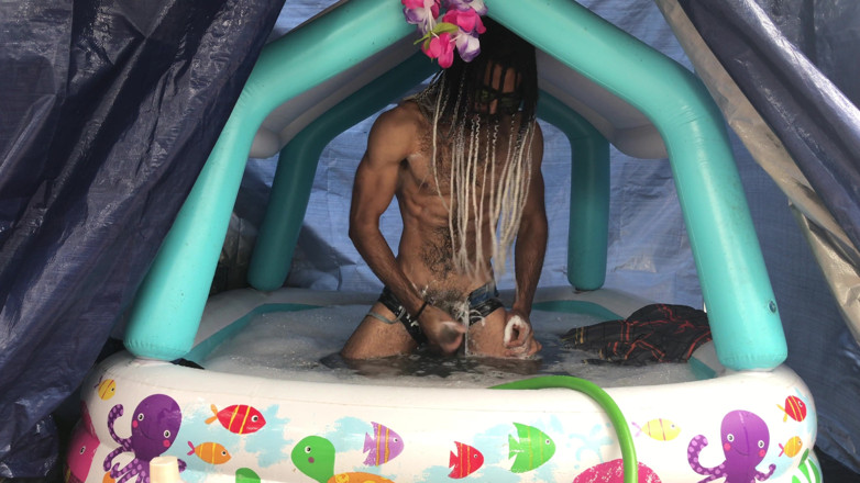 Arthur Eden aka Webcam God: Bain rebondi dans ma piscine