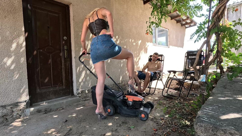 HotPrincessUA: Clear Sandals, Cranking Mower &amp; Cum on My Shoe Outdoor Fetish...