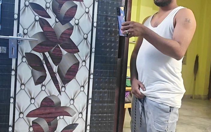 RoyToy: Pria desi sedang menonton diam-diam seorang wanita mengganti saree-nya