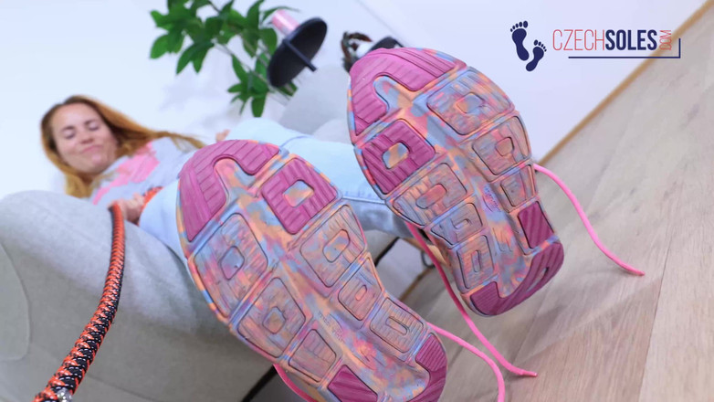 Czech Soles - foot fetish content: Tu es esclave en laisse pour les baskets et les...