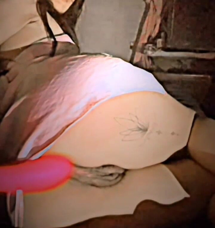 Axel R: Kız arkadaşım götüne dildo sokuyor