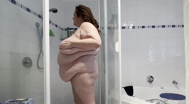 WeAreFukBunnies: Femme salope sous la douche