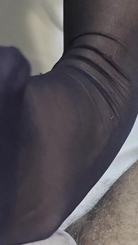 Footjob avec les pieds en bas d’une latina