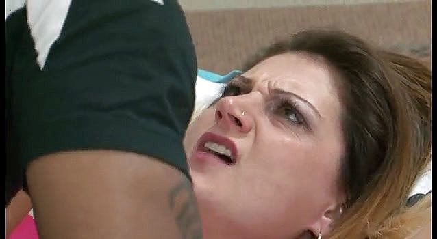 Family Fuckers: Azgın bakire üvey kız kardeş büyük zenci yarağı üvey kardeşi tarafından sikiliyor