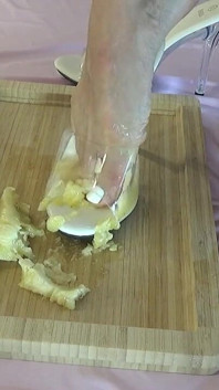 Destrozo bananas con mis hermosas piernas en tacones altos