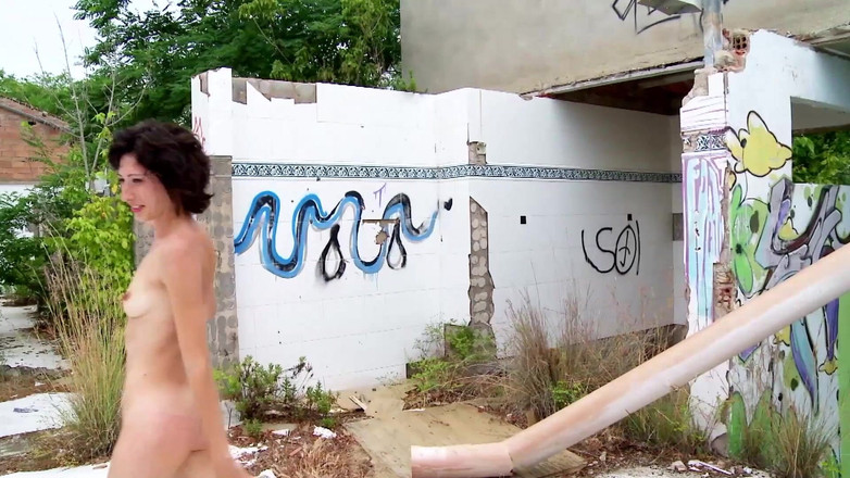 EroticPlanet XXX: Ruins Sluts ワイルドな屋外ファックフェスト