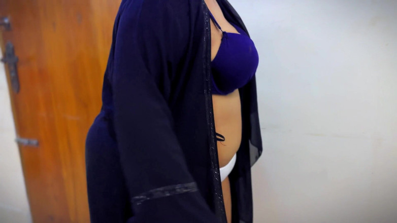 Aria Mia: Madrastra marroquí caliente usa un sujetador hijab Abaya y una...