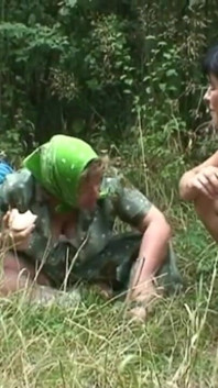 Velho casal convence uma jovem morena a foder com eles na floresta